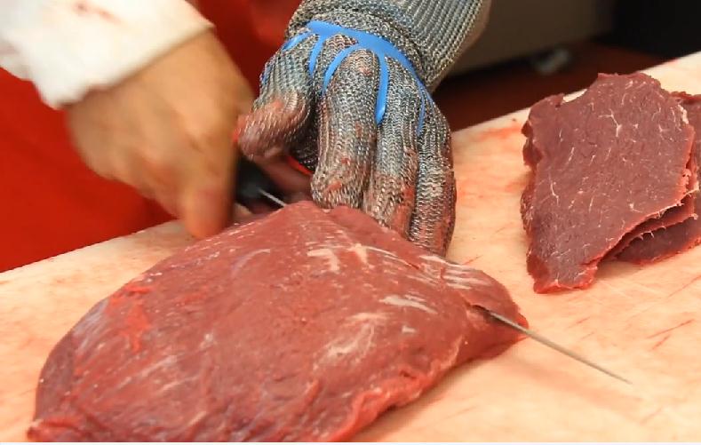 Découpe de bœuf en steaks calibrés